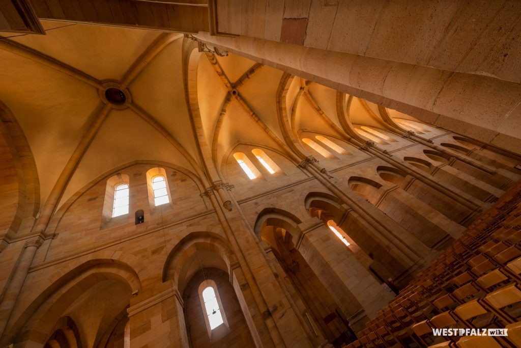 Spitzbogengewölbe der gotischen Kirche.