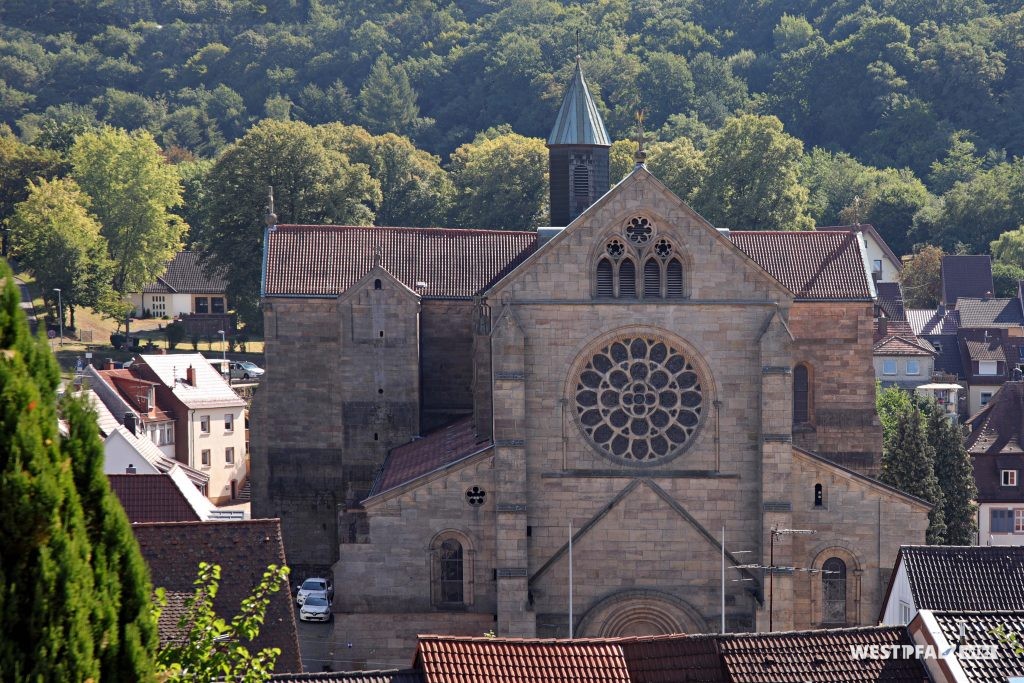 Blick auf die Westseite der ehemaligen Abteikirche mit der Fensterrose aus dem Jahr 1249.