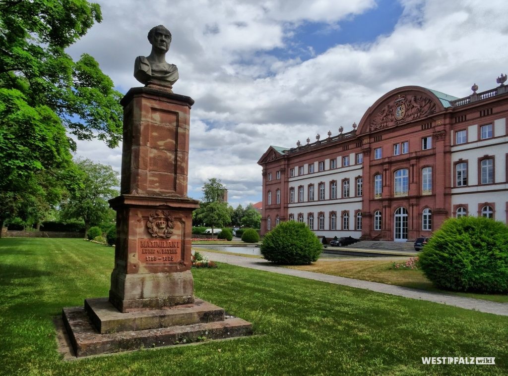 Blick in den Zweibrücker Schlossgarten. Im Vordergrund steht das Denkmal König Maximilians I. Joseph.