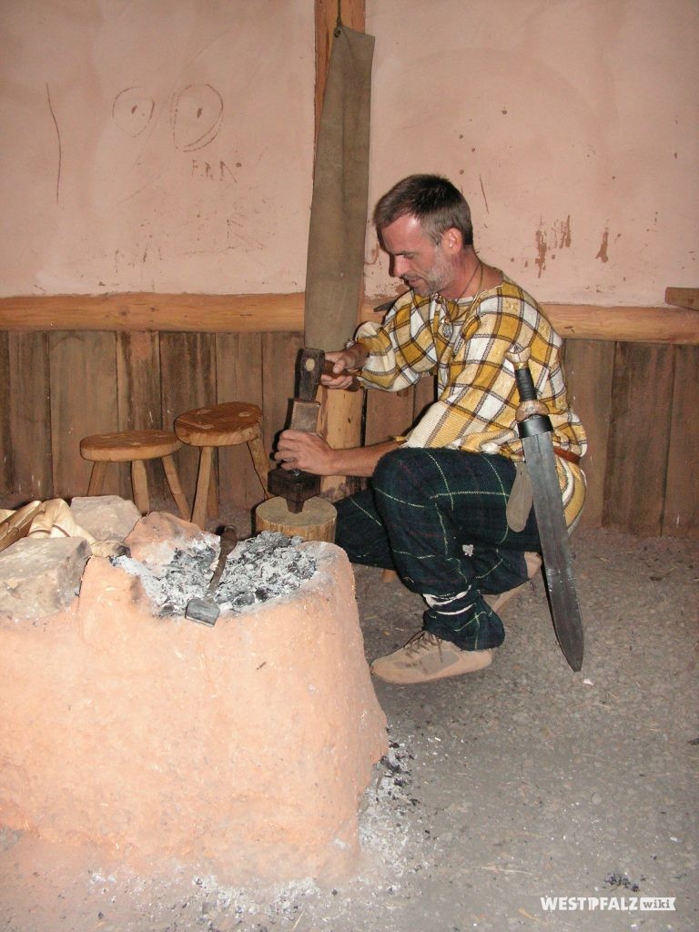 Steinbearbeitung im Keltendorf Steinbach.