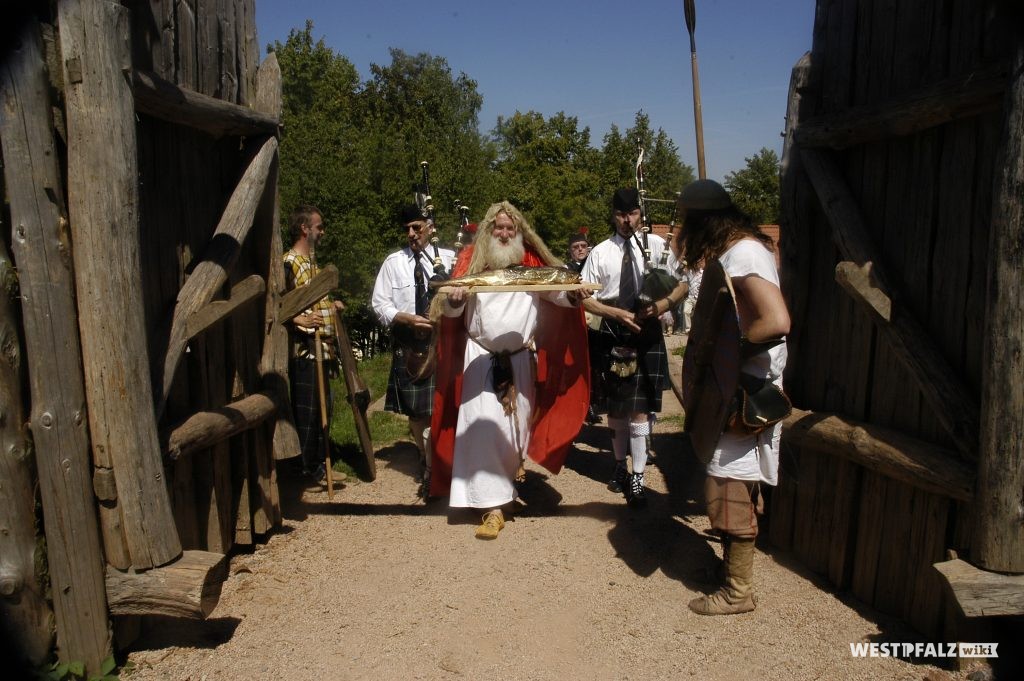 Der Donnersberger Druide Donarix (Erwin Schottler, 1. Vorsitzender der Donnersberger Kelten e.V.) bringt beim Keltevent den Lachs, den Weisheitsbringer der Kelten ins Keltendorf in Steinbach.