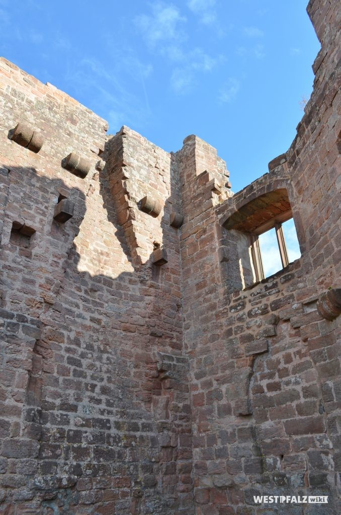 Mehrere Stockwerke aufragende Fassade der ehemaligen Wehr- und Wohnbauten der Burg Hohenecken.