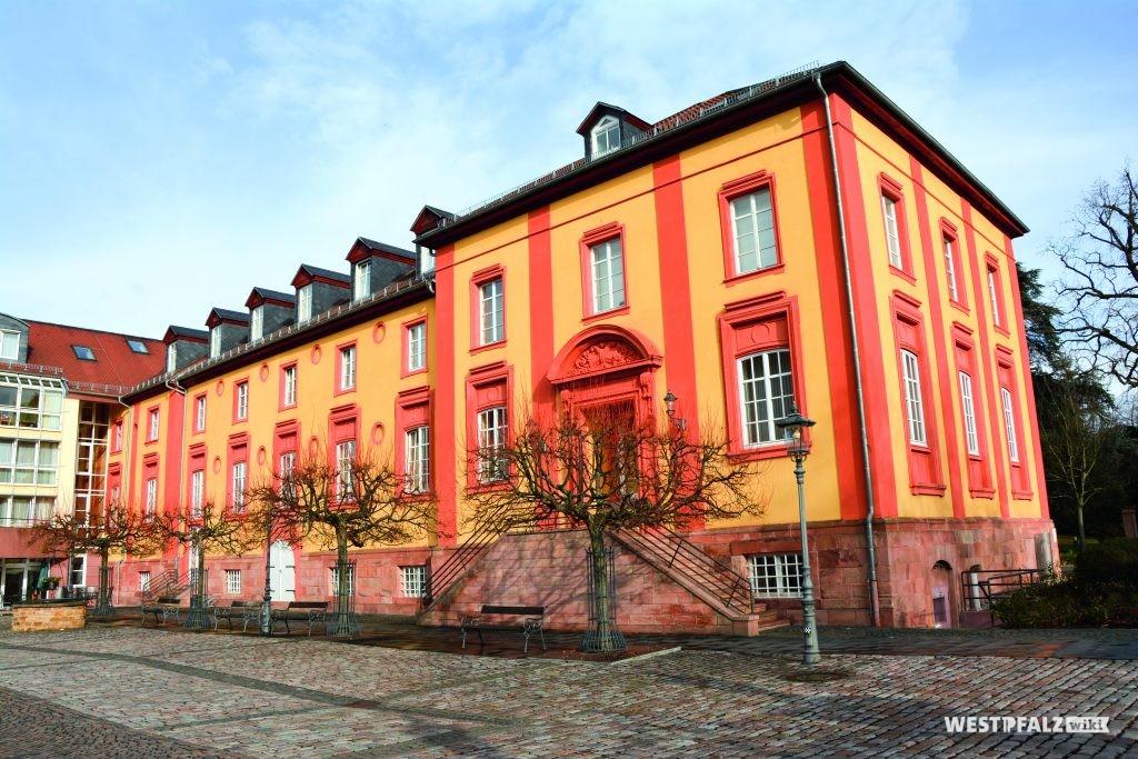 Südwestansicht des wiederaufgebauten Ostflüges des Barockschlosses in Kirchheimbolanden. Das Dach ist mit kleinen, schieferverkleideten Giebelfenstern versehen (2015).