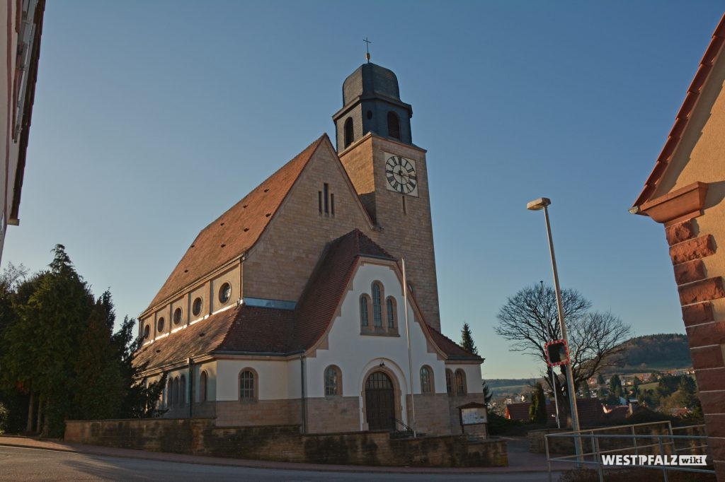 Südost-Ansicht der Kath. Pfarrkirche Mariä Himmelfahrt in Ramsen.