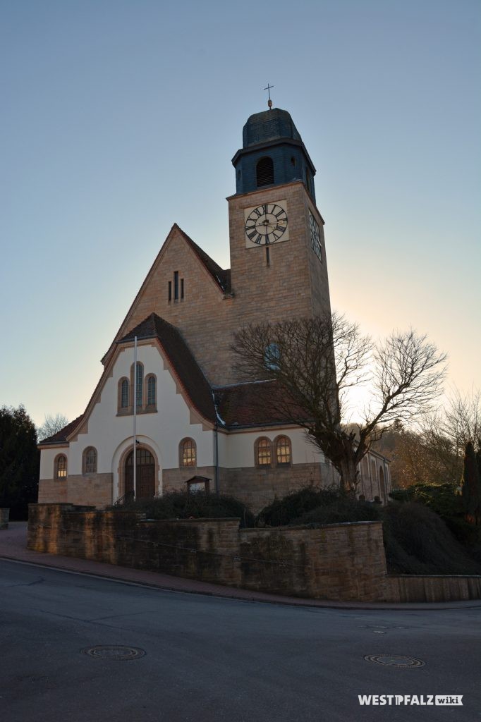 Nordost-Ansicht der Kath. Pfarrkirche Mariä Himmelfahrt in Ramsen.