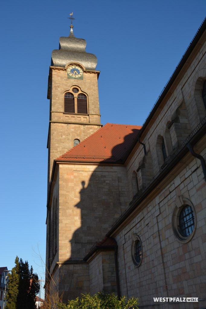 Kirchturm  der Katholischen Pfarrkirche St. Matthäus in Eisenberg.