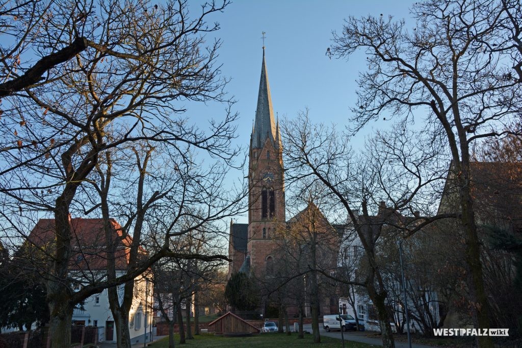 Nord-Ansicht der Protestantischen Pfarrkirche in Eisenberg in der Pfalz.