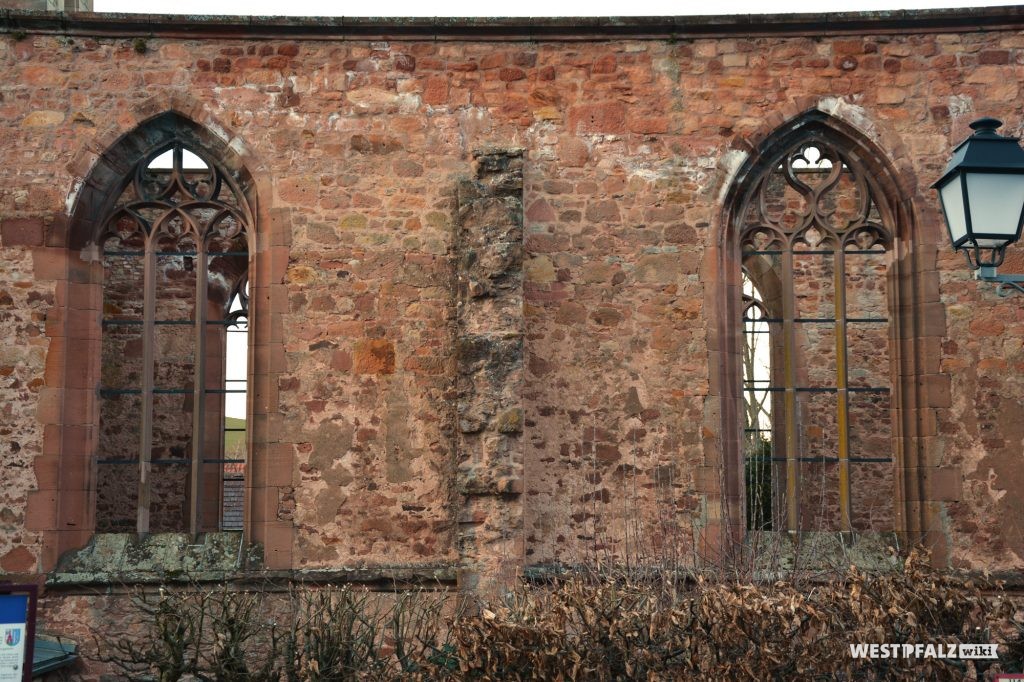Blick auf die Außenwand  des Kloster St. Maria in Rosenthal aus westlicher Richtung.