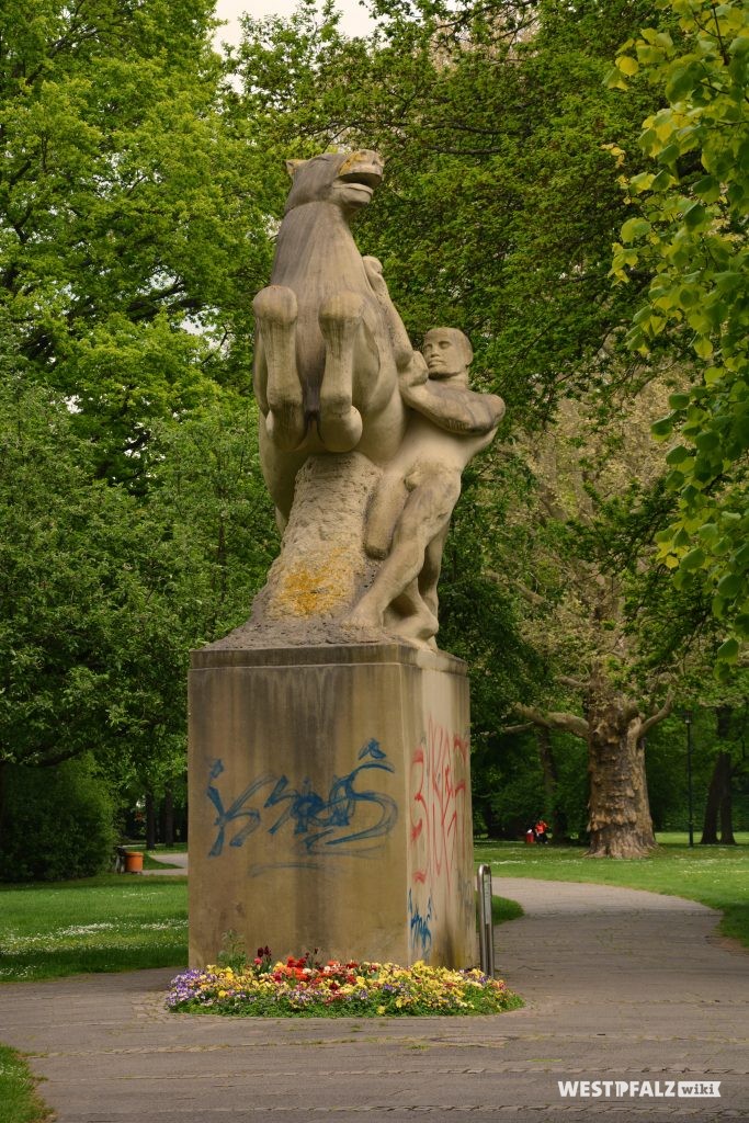 Skulptur "Rossebändiger" aus dem Jahr 1925 im Volkspark in Kaiserslautern