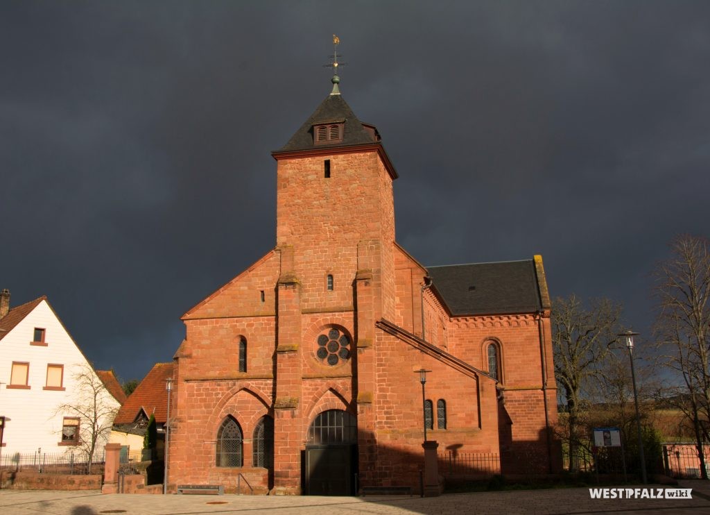 St. Norbert Kirche mit Hauptportal in Enkenbach