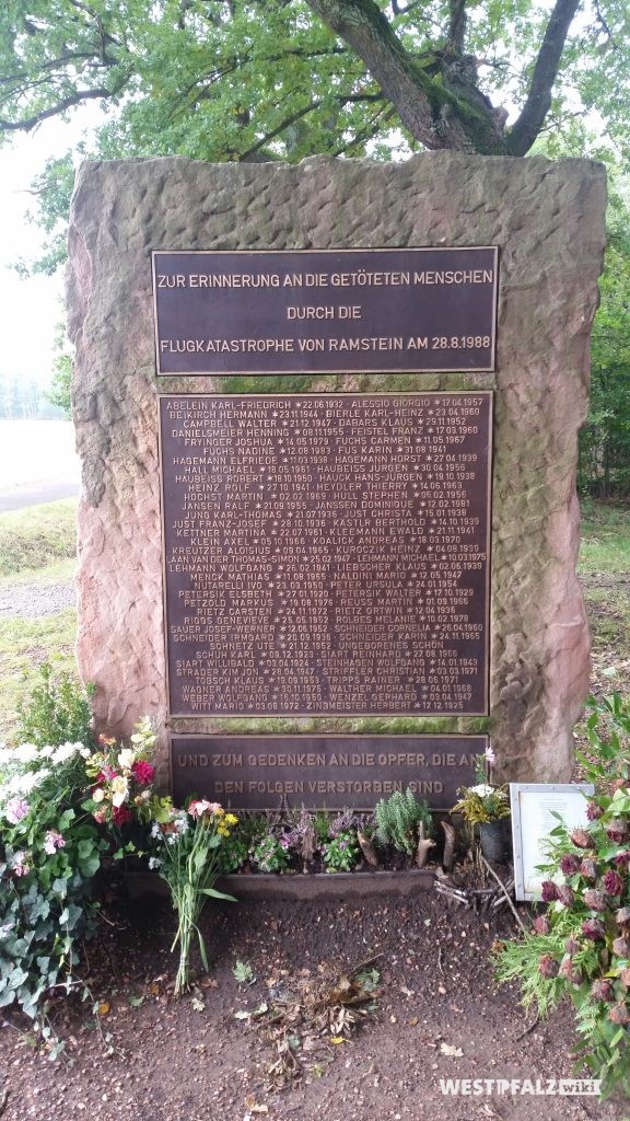 Der Gedenkstein zur Flugtagkatastrophe am 28. August 1988 in Ramstein-Miesenbach - das zum 25. Jahrestag der Katastrophe errichtete Denkmal "Ramstein air show disaster Memorial" für die Opfer des Flugtagunglücks