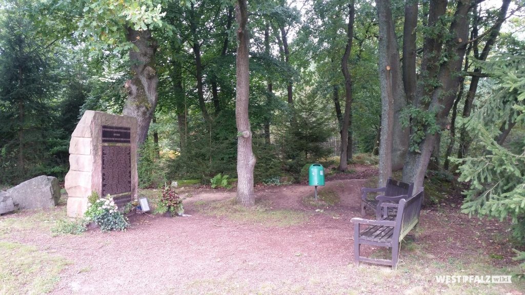 Der Gedenkstein zur Flugtagkatastrophe am 28. August 1988 in Ramstein-Miesenbach - das zum 25. Jahrestag der Katastrophe errichtete Denkmal "Ramstein air show disaster Memorial" für die Opfer des Flugtagunglücks