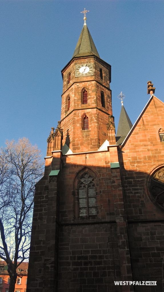 Kirchturm der Stiftskirche in Kaiserslautern.
