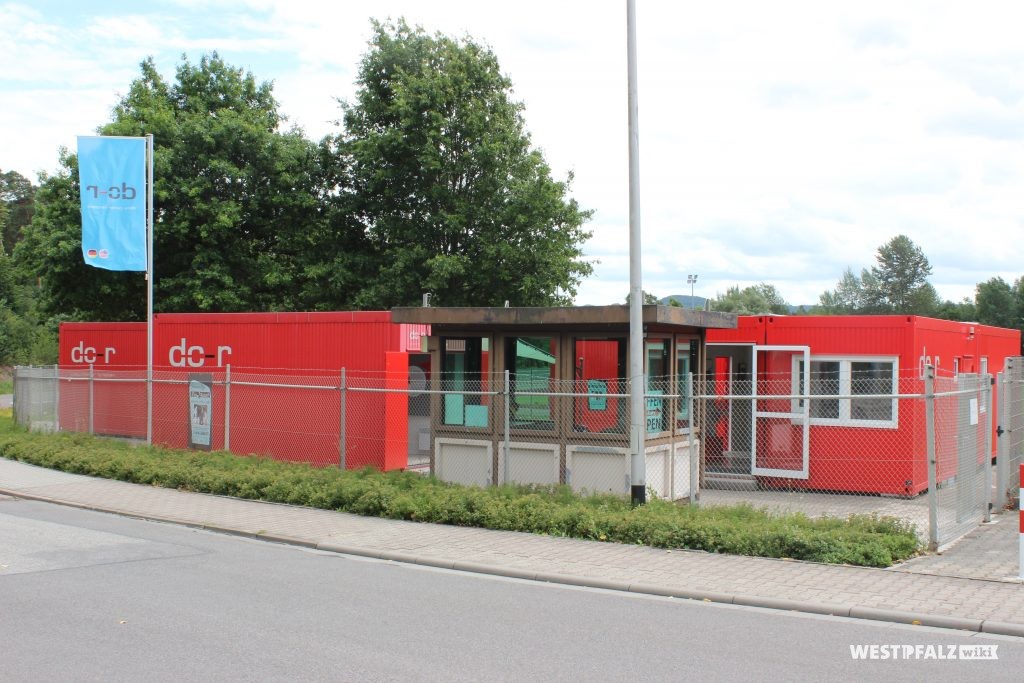 Das Containerdorf des Docu Centers Ramstein mit Blick auf das ehemalige US-Wachhäuschen der Fliegerstraße