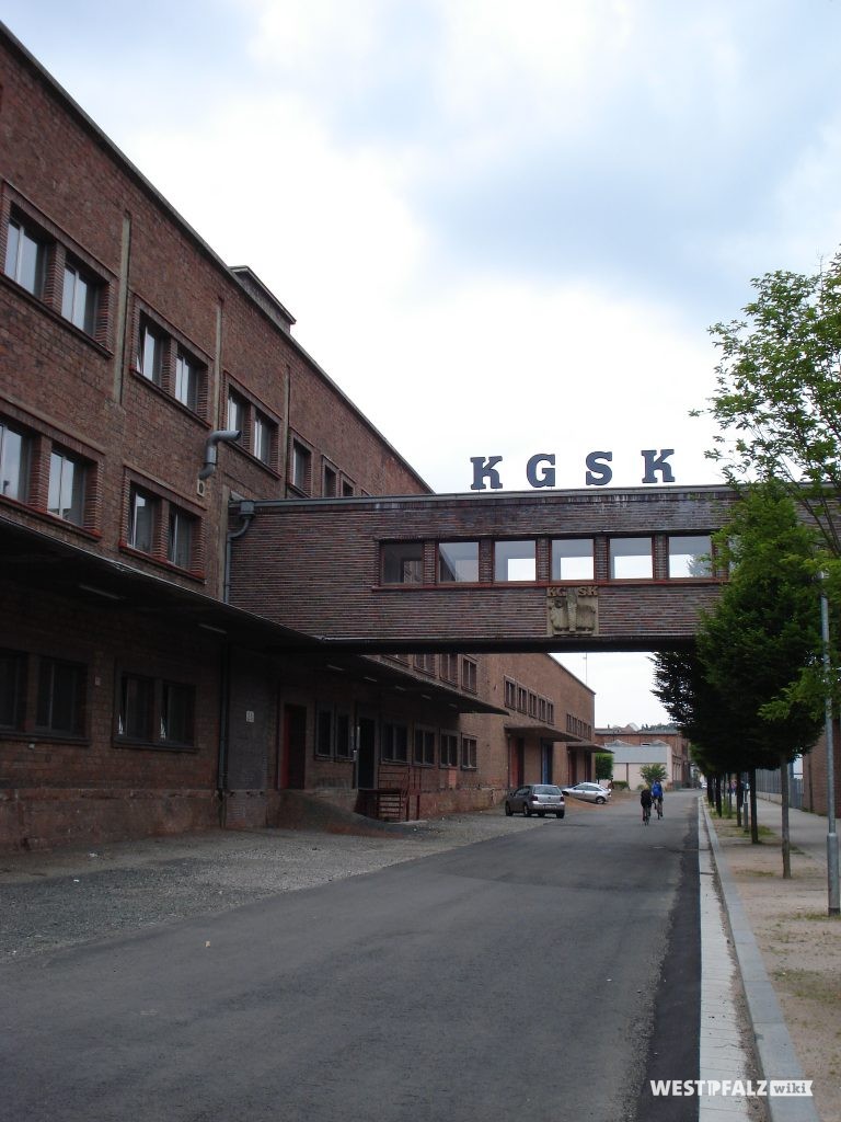 Blick auf einen Teil der Hochschule in den Gebäuden der ehemaligen Kammgarnspinnerei Kaiserslauterns.