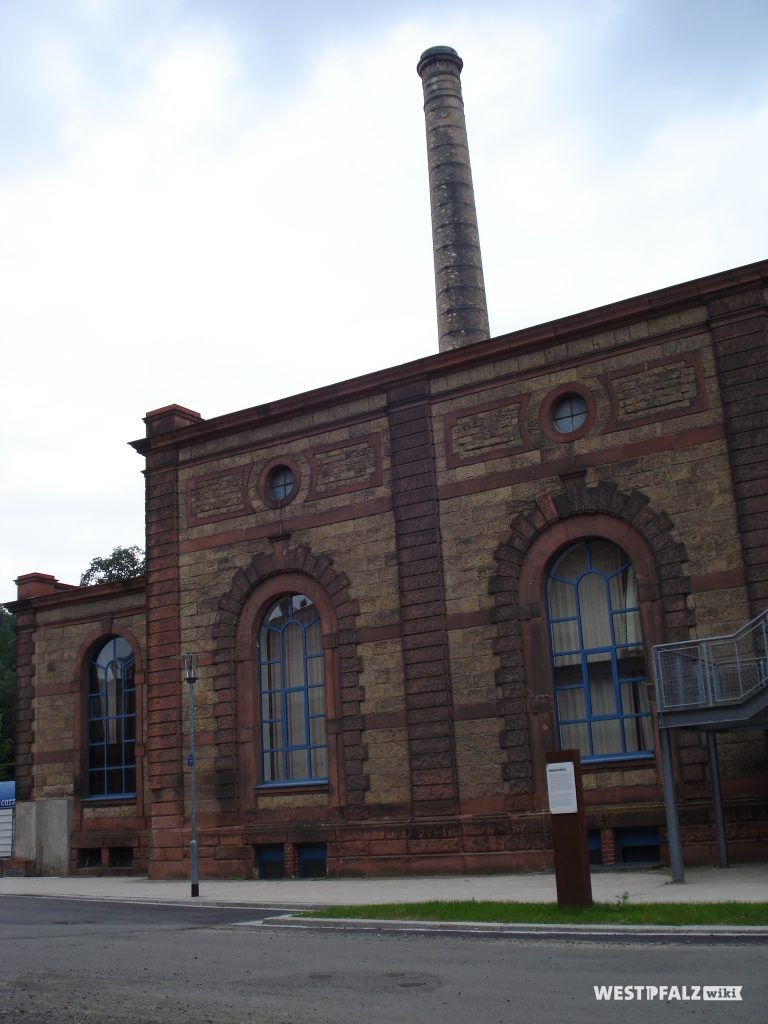 Kulturzentrum Kammgarn in Kaiserslautern. Im Hintergrund ragt der Schornstein der ehemaligen Spinnerei in die Höhe.