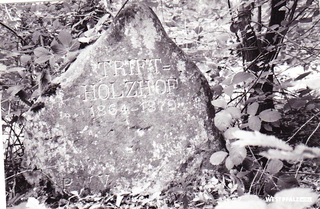 Ritterstein mit der Inschrift „Trift-Holzhof 1864 - 1879“