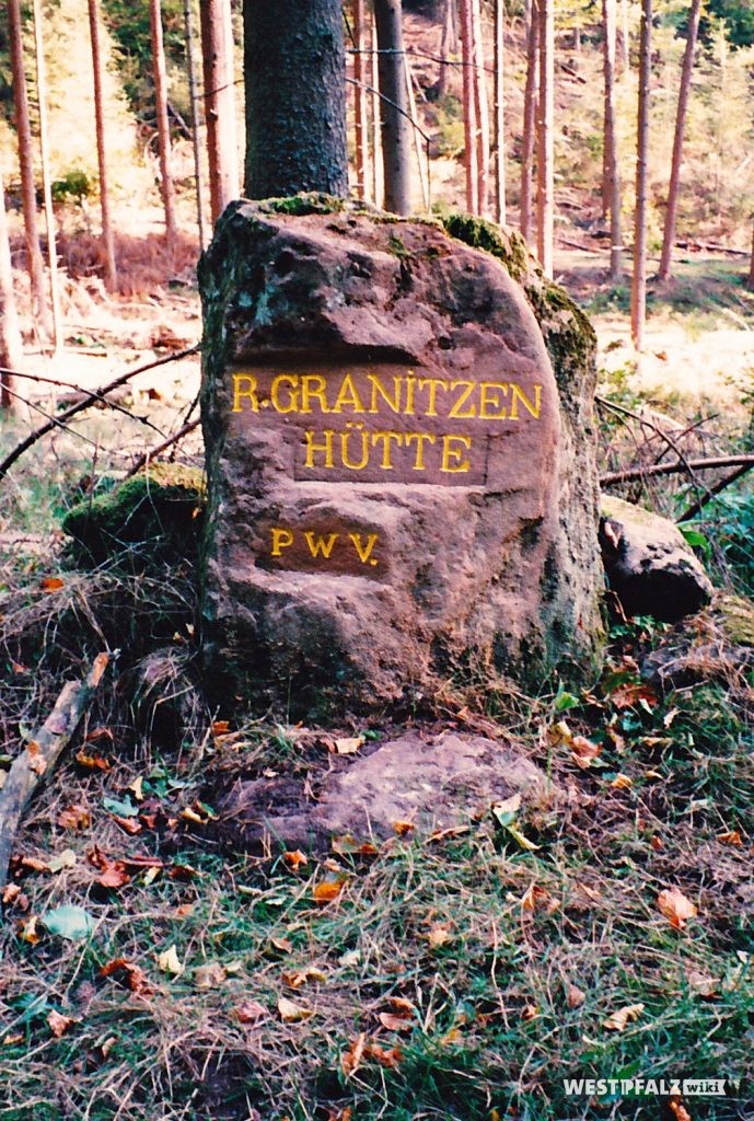 Ritterstein „R. Granitzenhütte“ (Ritterstein Nr. 40) im Horbachtal westlich der Einmündung des Mautzenbaches in den Horbach.