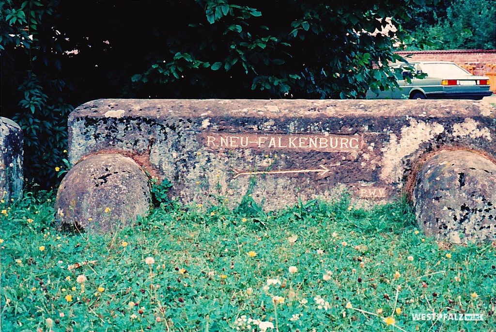 Ritterstein „R. Neu-Falkenburg“ (Ritterstein Nr. 45) am Fuße des Schlossberges östlich der Ruine der Falkenburg