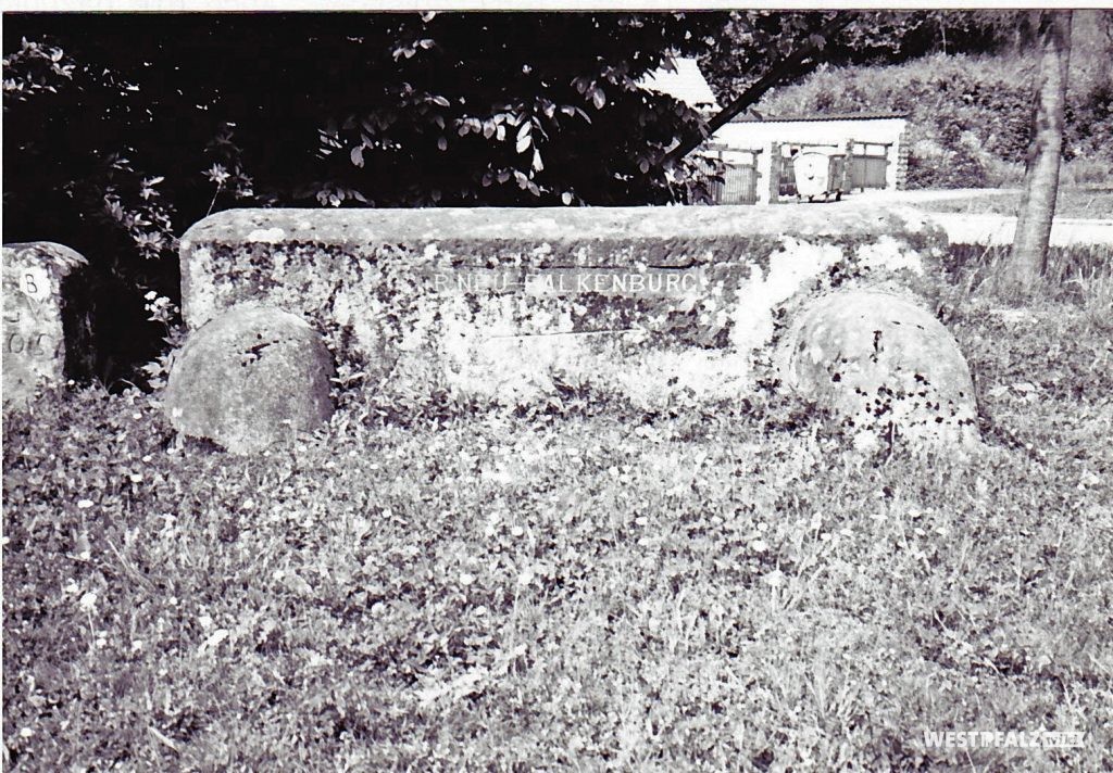 Ritterstein „R. Neu-Falkenburg“ (Ritterstein Nr. 45) am Fuße des Schlossberges östlich der Ruine der Falkenburg