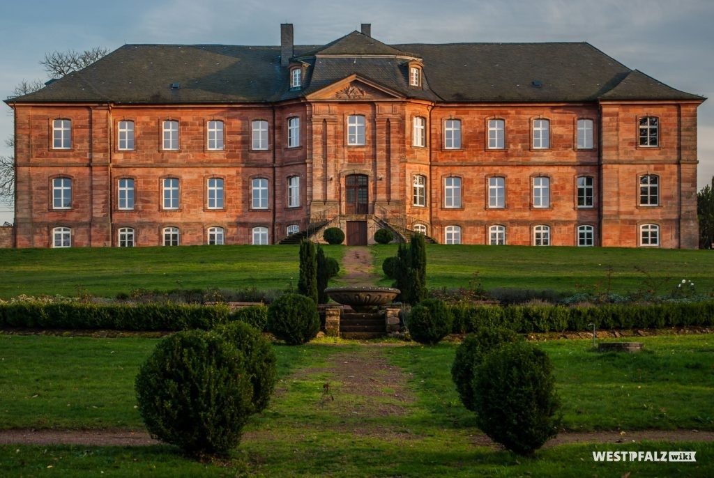 Ein Teil der 30.000 Quadratmeter großen Parkanlage, geplant von Johannes Rolfes, angrenzend an das Karlstal mit Blick auf das Trippstadter Barockschloss.