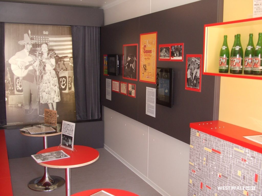 Einblick in den Themencontainer "Welcome to the Club" des Museum Docu Center in Ramstein-Miesenbach