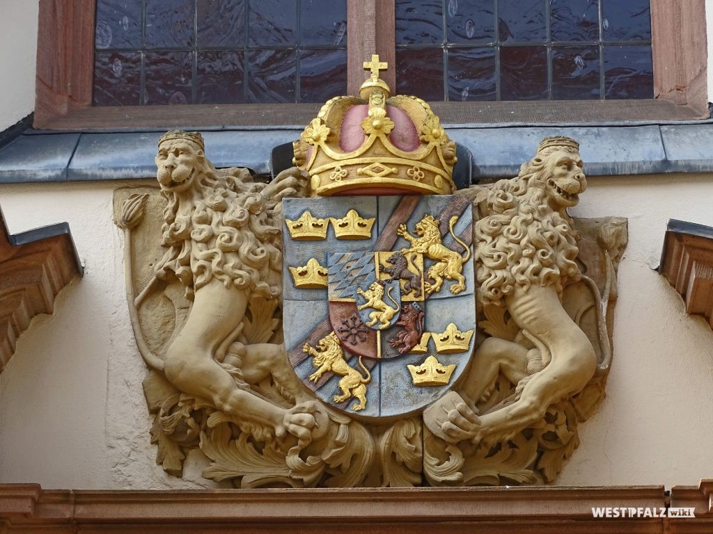 Das schwedische Wappen zwischen den Giebelschenkeln am Hauptportal der Karlskirche in Zweibrücken