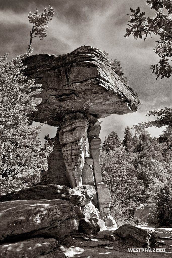 Die bekannteste Felsenlandformation im Wasgau: der sogenannte "Teufelstisch" bei Hinterweidenthal im Pfälzerwald (2015).