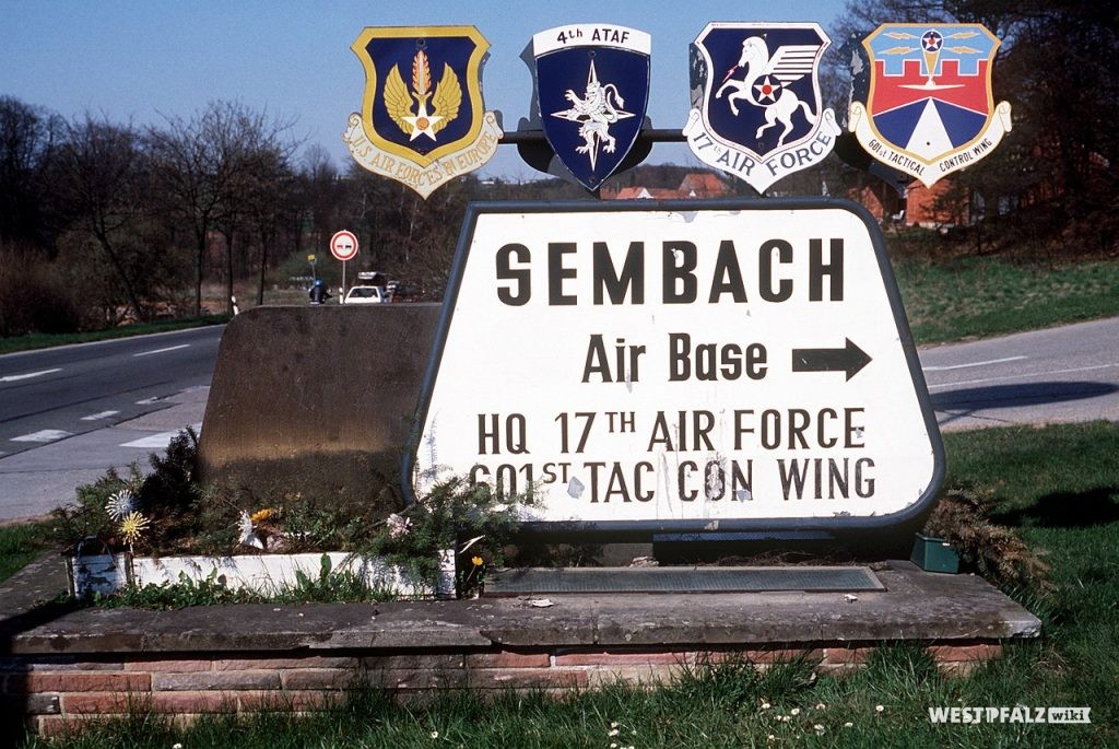Straßenschild zur Sembach Air Base im Jahr 1982.