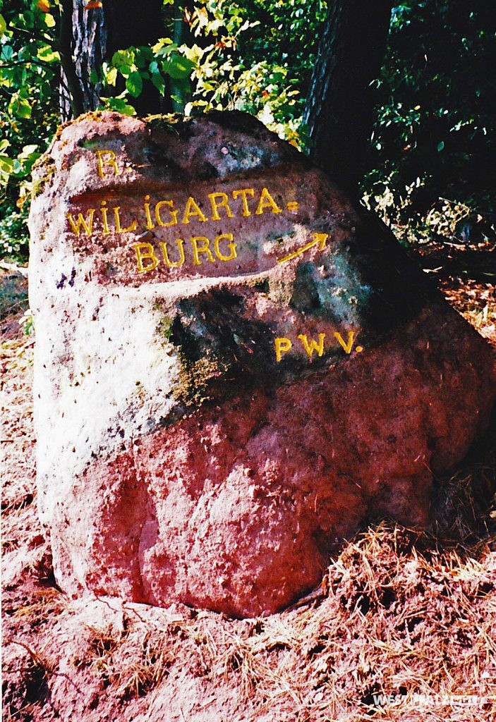 Ritterstein Nr. 49 bei Wilgartswiesen mit der Inschrift "R. Wiligartaburg" und "PWV." sowie mit einem Richtungspfeil versehen.
