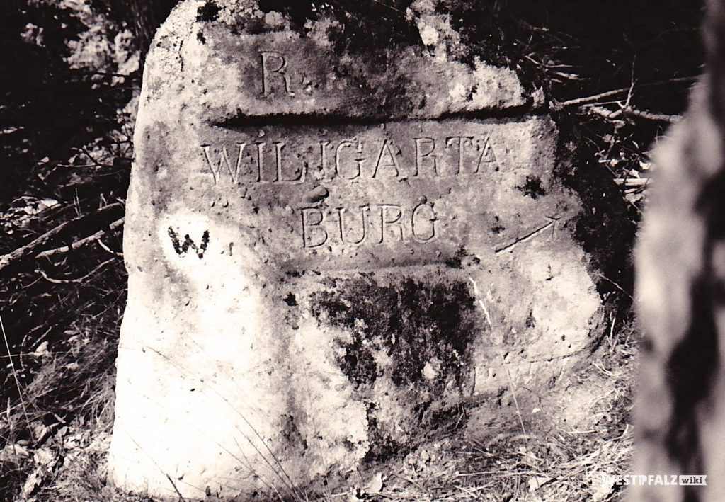 Ritterstein Nr. 49 bei Wilgartswiesen mit der Inschrift "R. Wiligartaburg" und "PWV." sowie mit einem Richtungspfeil versehen.