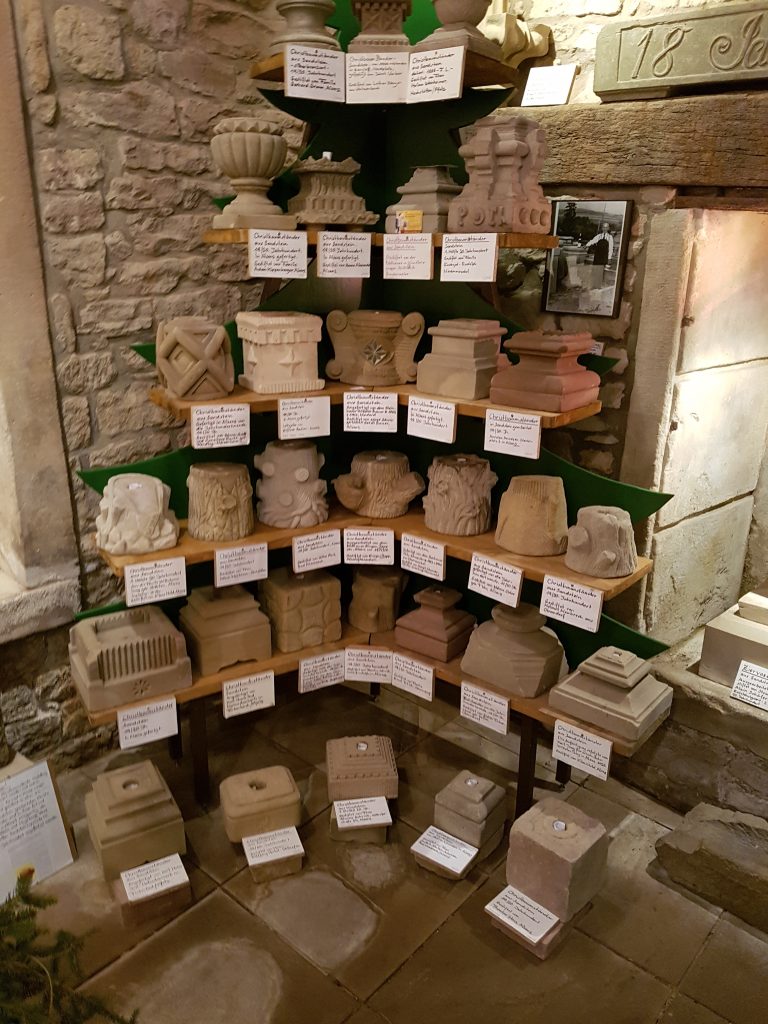 Größte Weihnachtsbaumständersammlung in Sandstein im Pfälzischen Steinhauermuseum in Alsenz