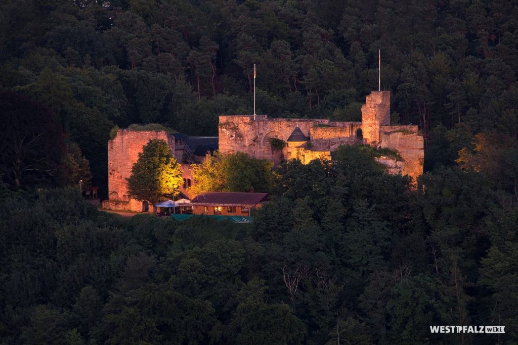 Blick auf die Burganlage Nanstein