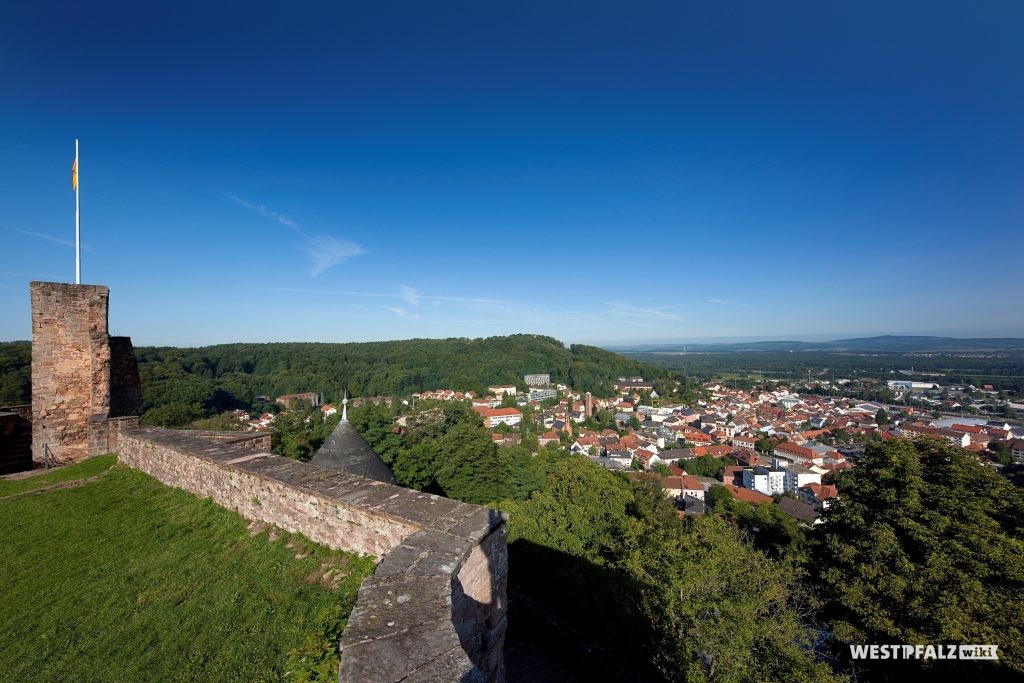 Blick auf Landstuhl von Burg Nanstein