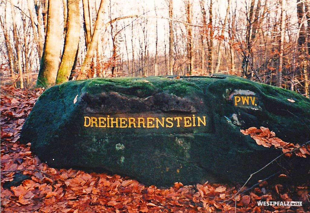 Der Ritterstein „Dreiherrenstein“ nach der Renovierung im Herbst 1998.