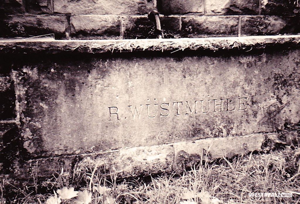 Der Ritterstein „R. Wüstmühle“ beim Hermersbergerhof.