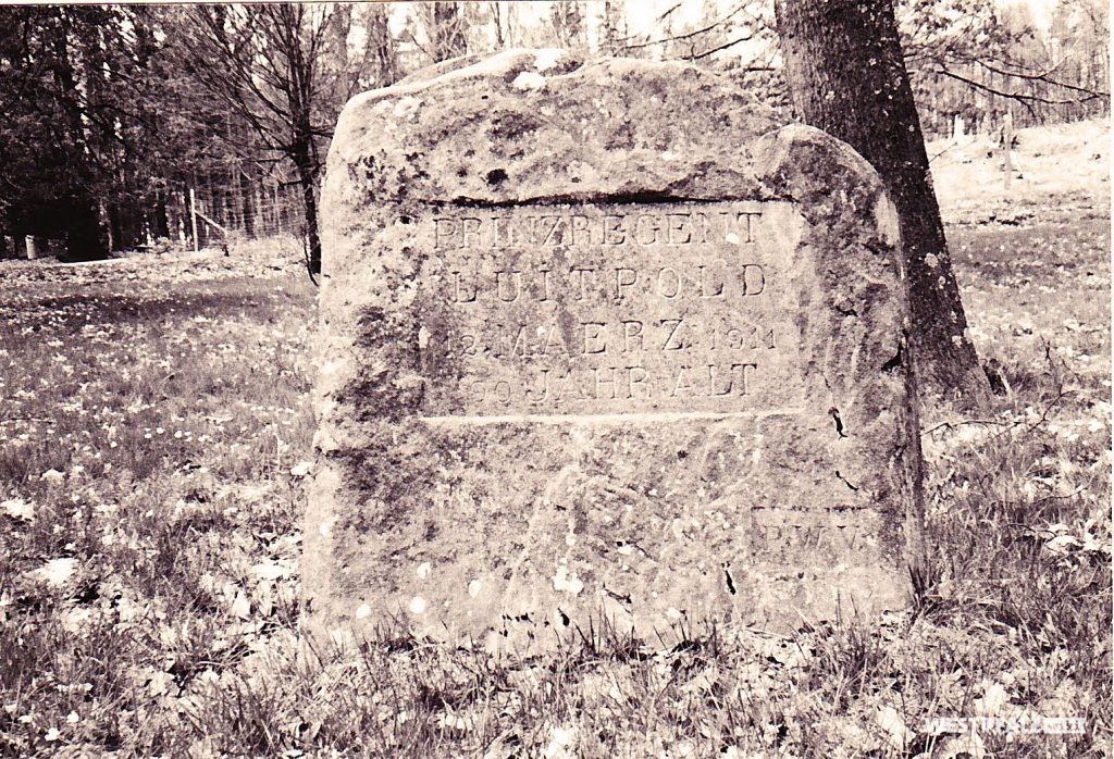 Der Ritterstein „Prinzregent Luitpold 12. Maerz 1911 90 Jahre alt“ im April 1993.