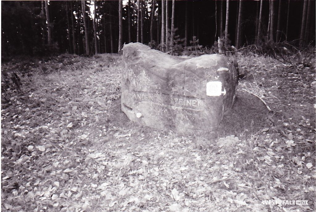 Das Foto zeigt Ritterstein Nr. 85 mit der Inschrift "An Den Drei Steinen" und "PWV" (Pfälzerwald-Verein).