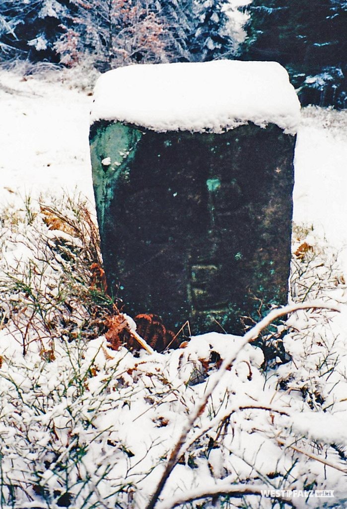 Einer der Grenzsteine auf die Ritterstein Nr. 85 "An Den Drei Steinen" hinweist. Dieser trägt auf seiner Ostseite die Inschrift „CP“ für Churpfalz und „E“ für Elmstein.