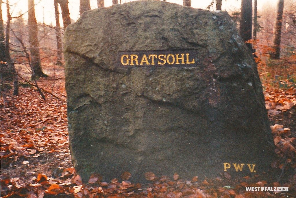 Der Ritterstein „Gratsohl“ bei Johanniskreuz nach seiner Renovierung im Herbst 1998.