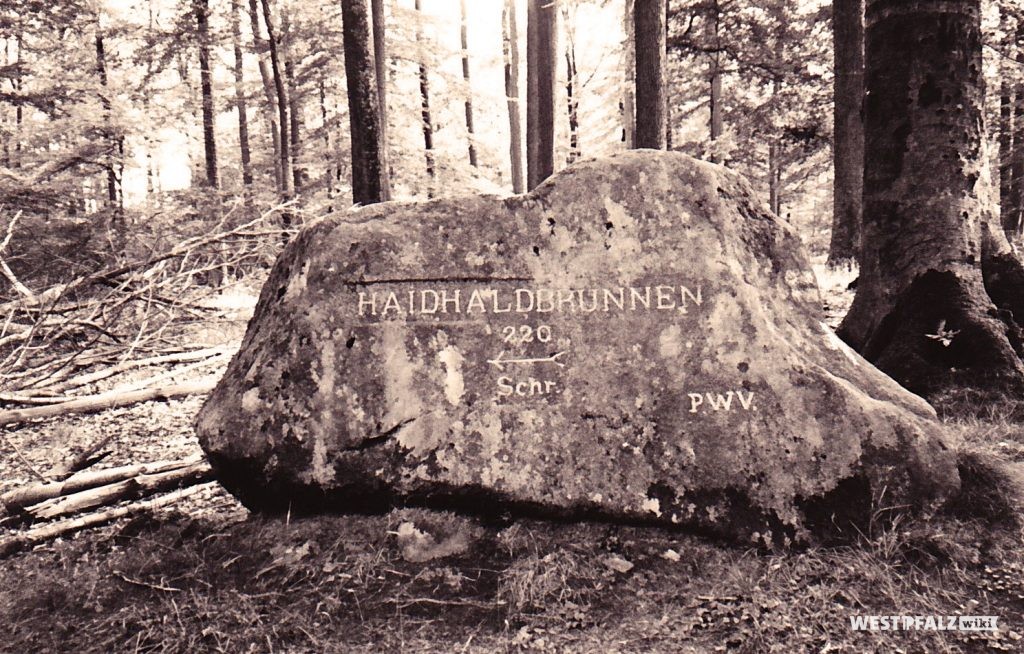 Der Ritterstein „Haidhaldbrunnen 220 Schr.“ bei Mölschbach im August 1993.