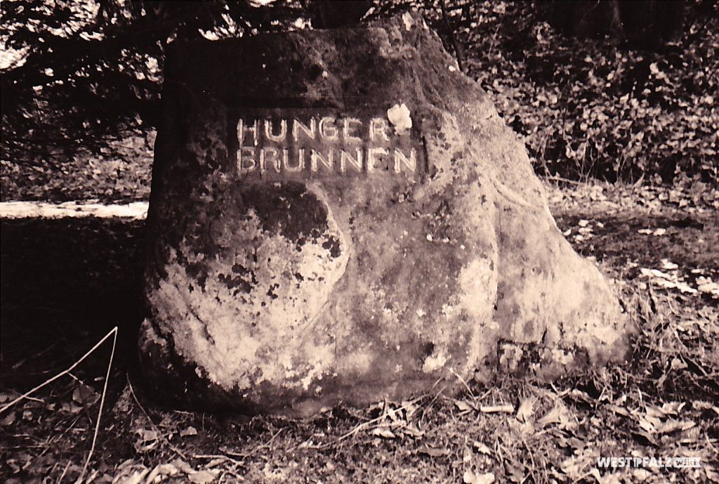 Ritterstein Nr. 153 bei Kaiserslautern mit der Inschrift "Hungerbrunnen" und "PWV." (Pfälzerwald-Verein).