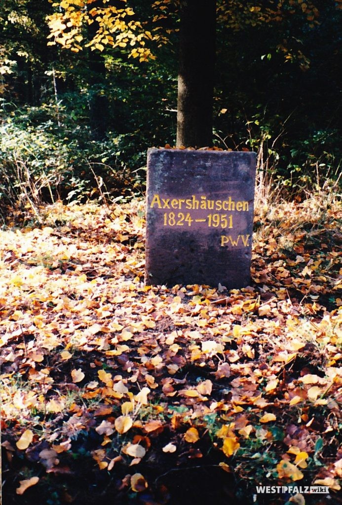 Das Foto zeigt den Ritterstein Nr. 157 bei Kaiserslautern mit der Inschrift "Axerhäuschen 1824-1951" und "PWV." (Pfälzerwald-Verein).