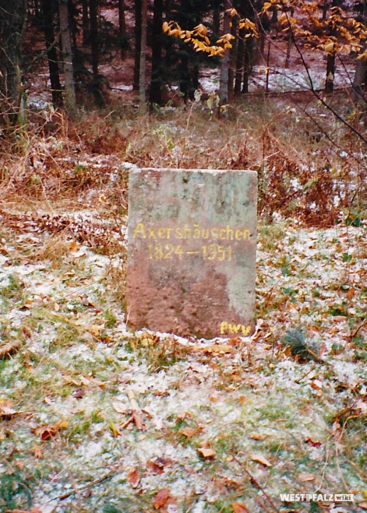 Das Foto zeigt den Ritterstein Nr. 157 bei Kaiserslautern mit der Inschrift "Axerhäuschen 1824-1951" und "PWV." (Pfälzerwald-Verein).