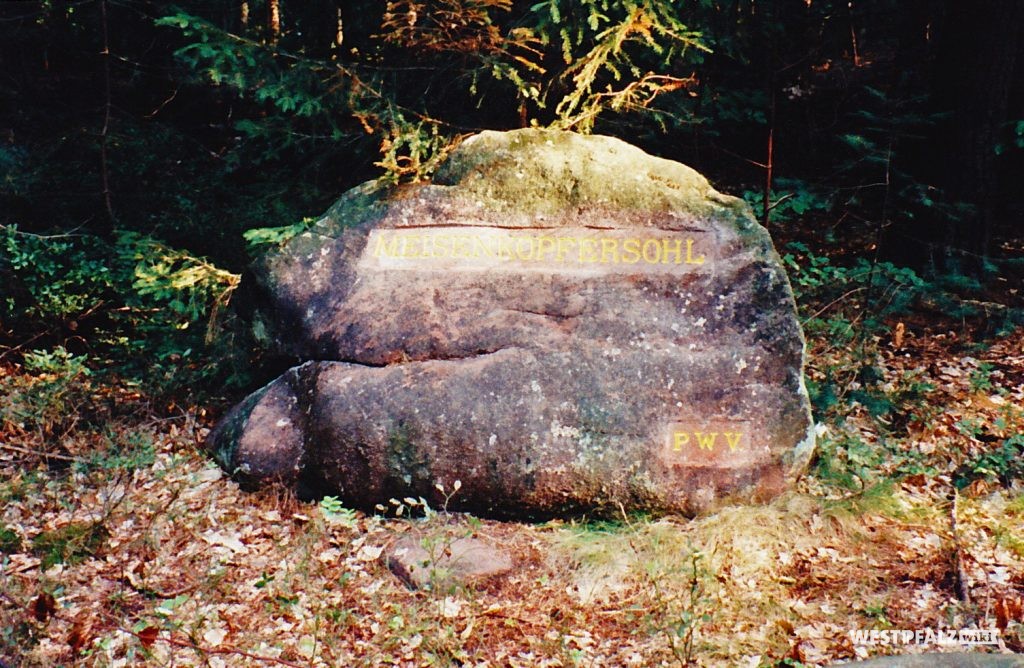 Auf dem Bild seht man den Ritterstein Nr. 158 bei Hochspeyer mit der Inschrift "Meisenkopfersohl" und "PWV." (Pfälzerwald-Verein).