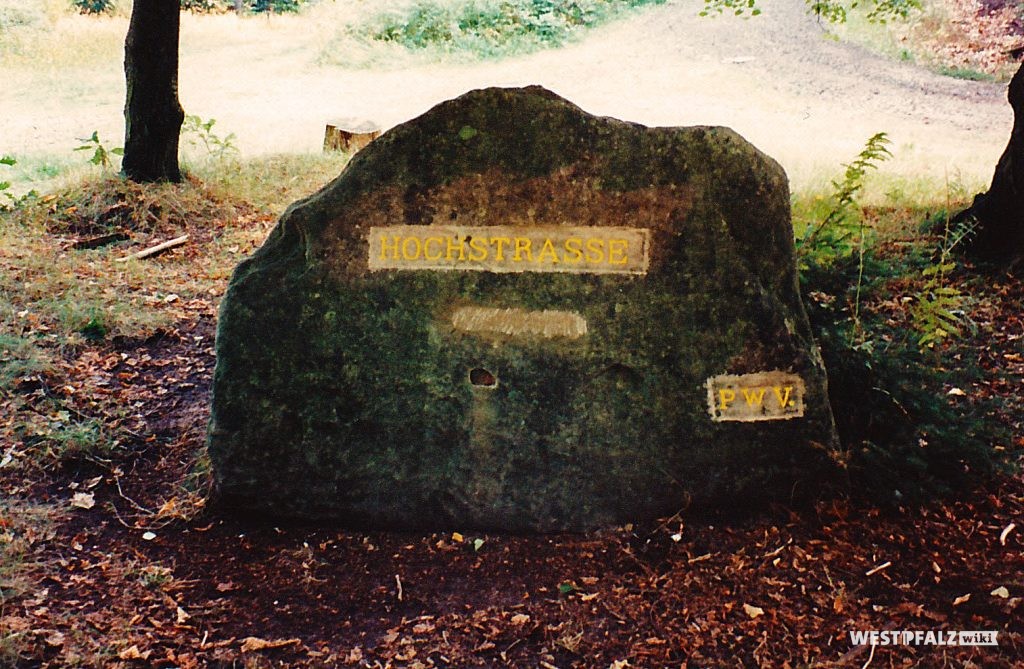 Ritterstein Nr. 160 bei Frankenstein mit der Inschrift "Hochstrasse" und "PWV" (Pfälzerwald-Verein).