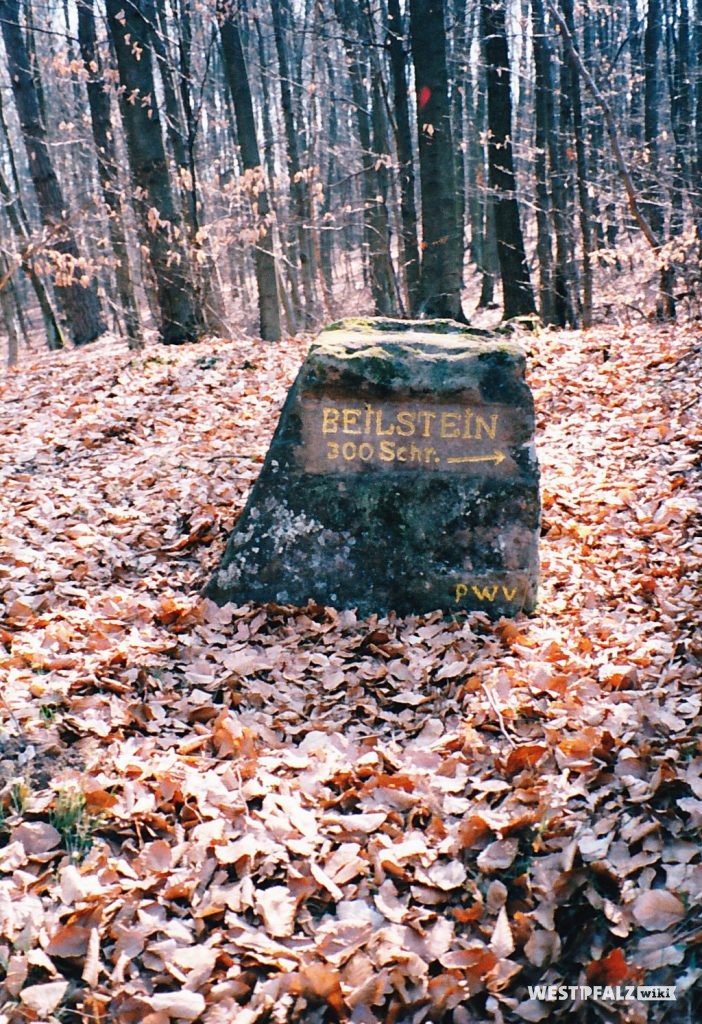Ritterstein Nr. 162 bei Kaiserslautern mit der Inschrift "Beilstein 300 Schr." und "PWV." und einem Richtungspfeil.