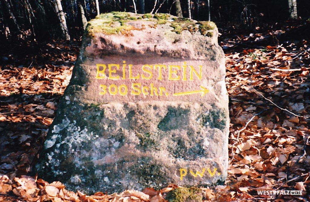 Ritterstein Nr. 162 bei Kaiserslautern mit der Inschrift "Beilstein 300 Schr." und "PWV." und einem Richtungspfeil.