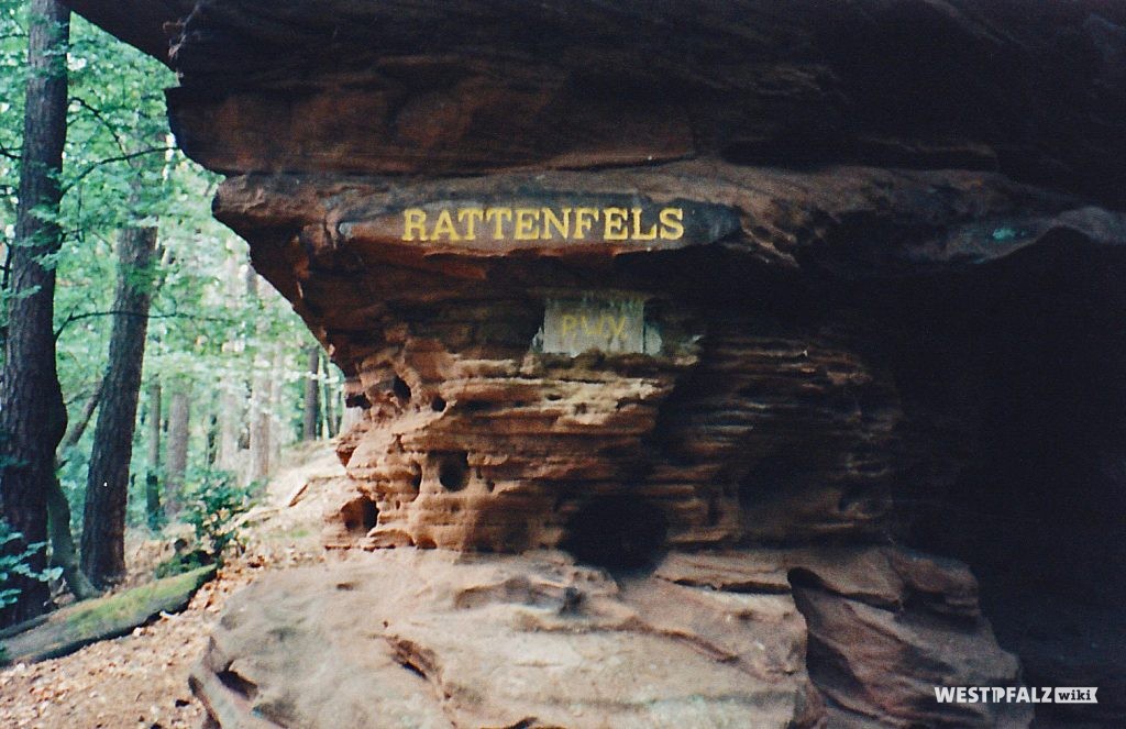 Ritterstein Nr. 164 bei Diemerstein mit der Inschrift "Rattenfels" und "P.W.V." (Pfälzerwald-Verein).