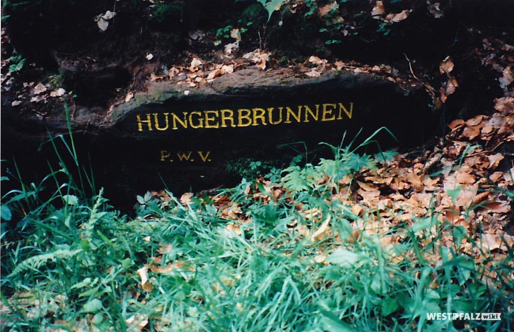 Das Foto zeigt den Ritterstein Nr. 165 bei Diemerstein mit der Inschrift "Hungerbrunnen" und "P.W.V.".